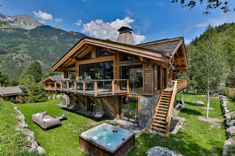 Chalet Black Squirrel| Chalet Black Squirrel